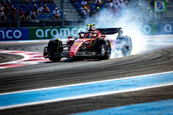 F1大奖赛正赛，赛车在弯道中高速行驶的场面