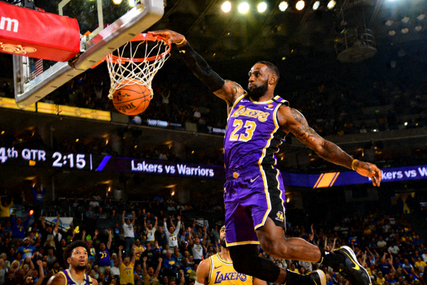 NBA季后赛关键比赛，球员扣篮的精彩瞬间