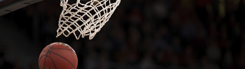 NBA总决赛第七场比赛，球员高高跃起准备扣篮